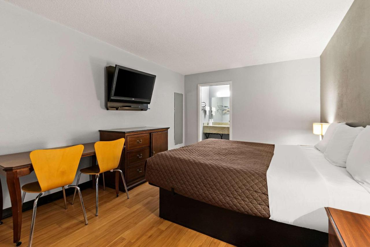 Rodeway Inn Brooklawn Экстерьер фото