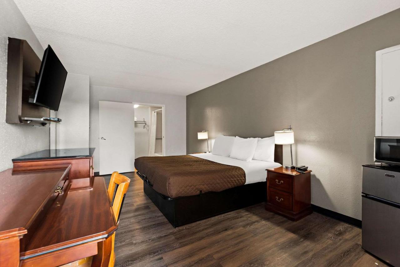 Rodeway Inn Brooklawn Экстерьер фото