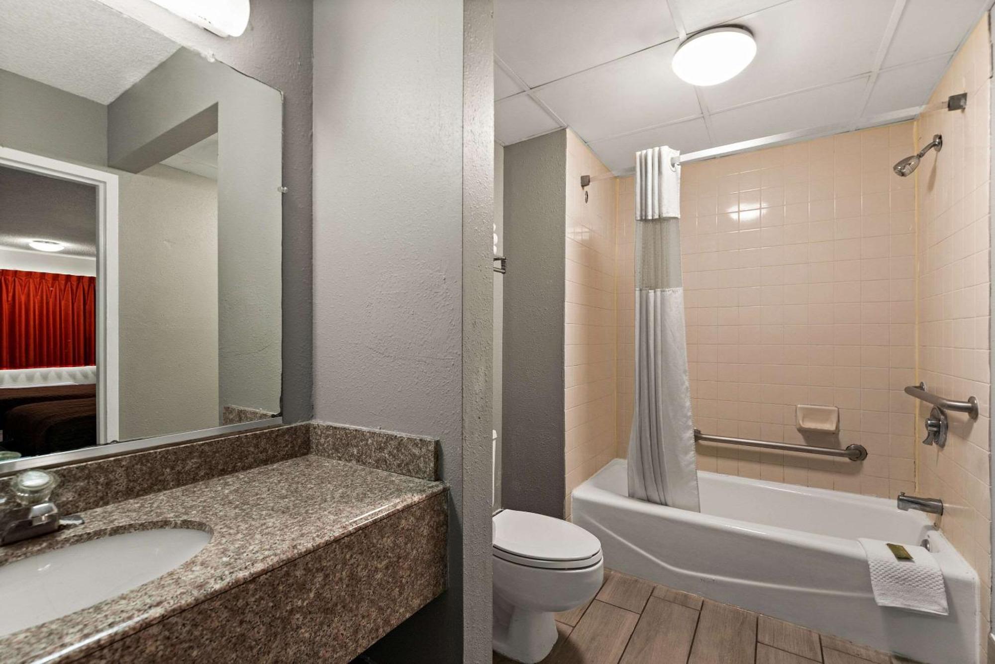Rodeway Inn Brooklawn Экстерьер фото