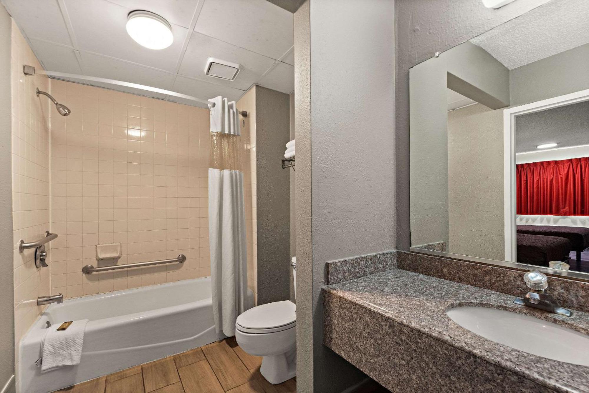 Rodeway Inn Brooklawn Экстерьер фото