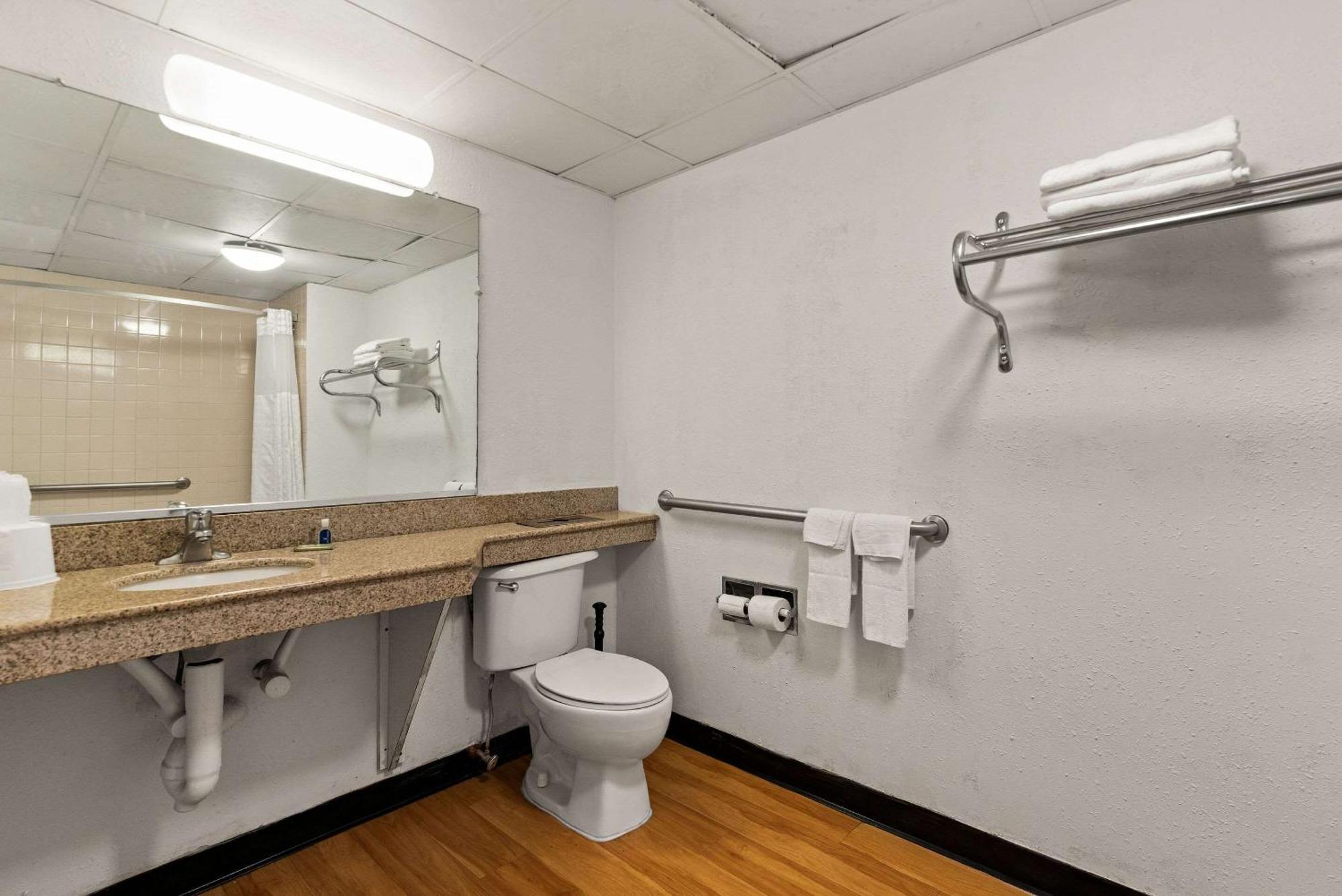 Rodeway Inn Brooklawn Экстерьер фото