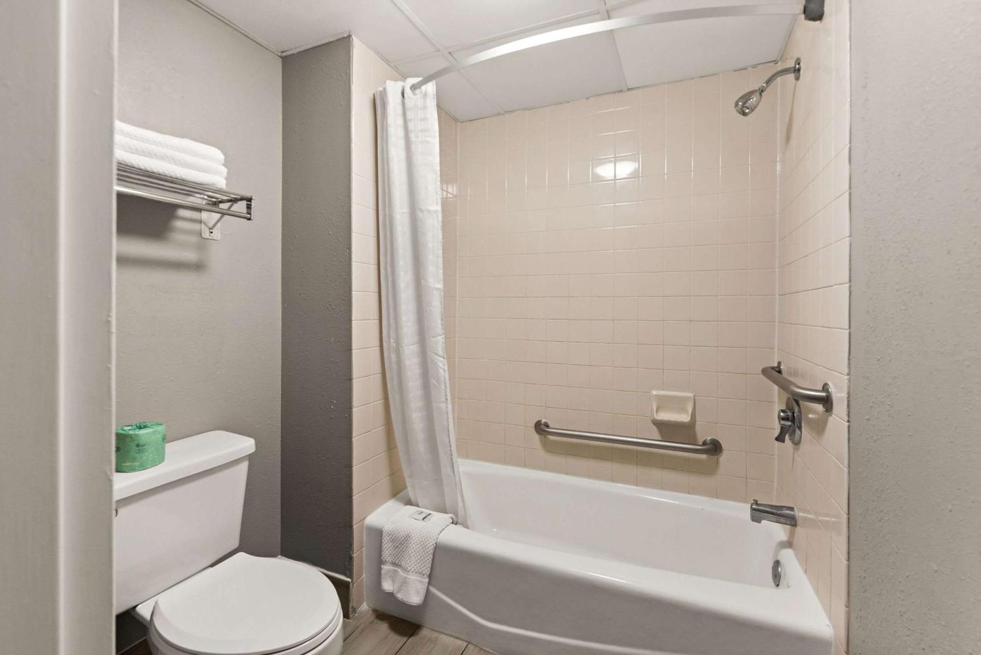 Rodeway Inn Brooklawn Экстерьер фото