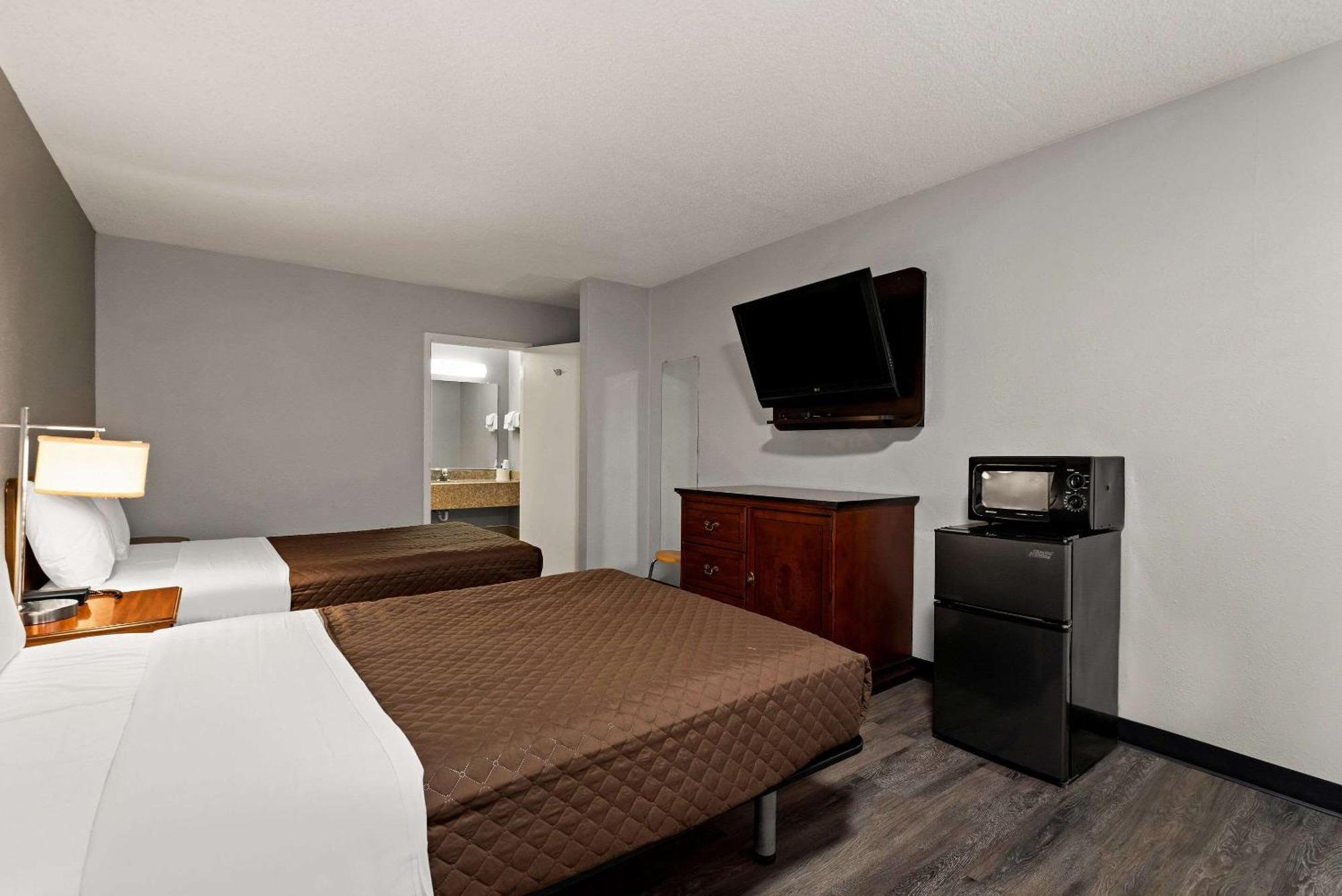 Rodeway Inn Brooklawn Экстерьер фото
