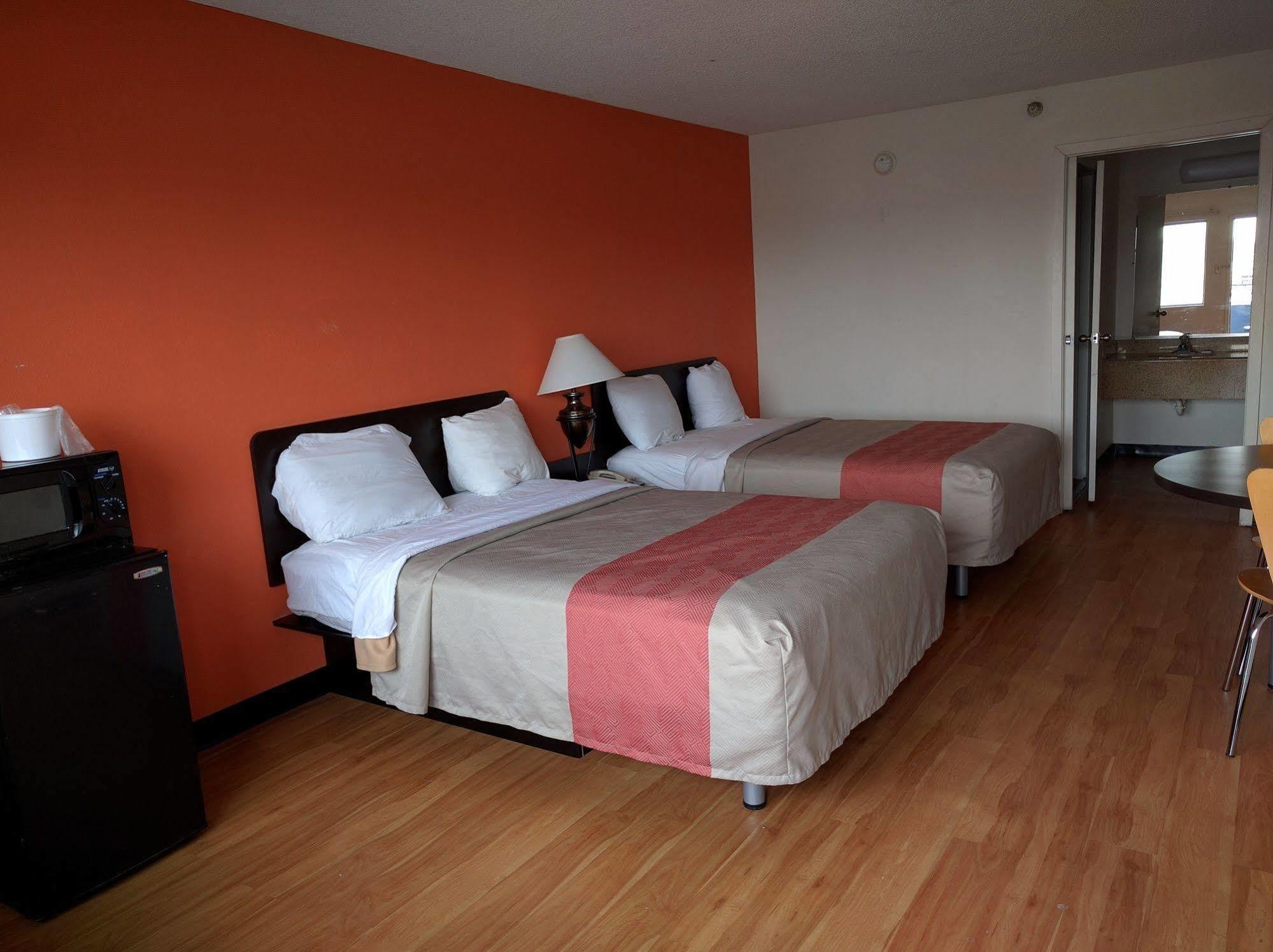Rodeway Inn Brooklawn Экстерьер фото