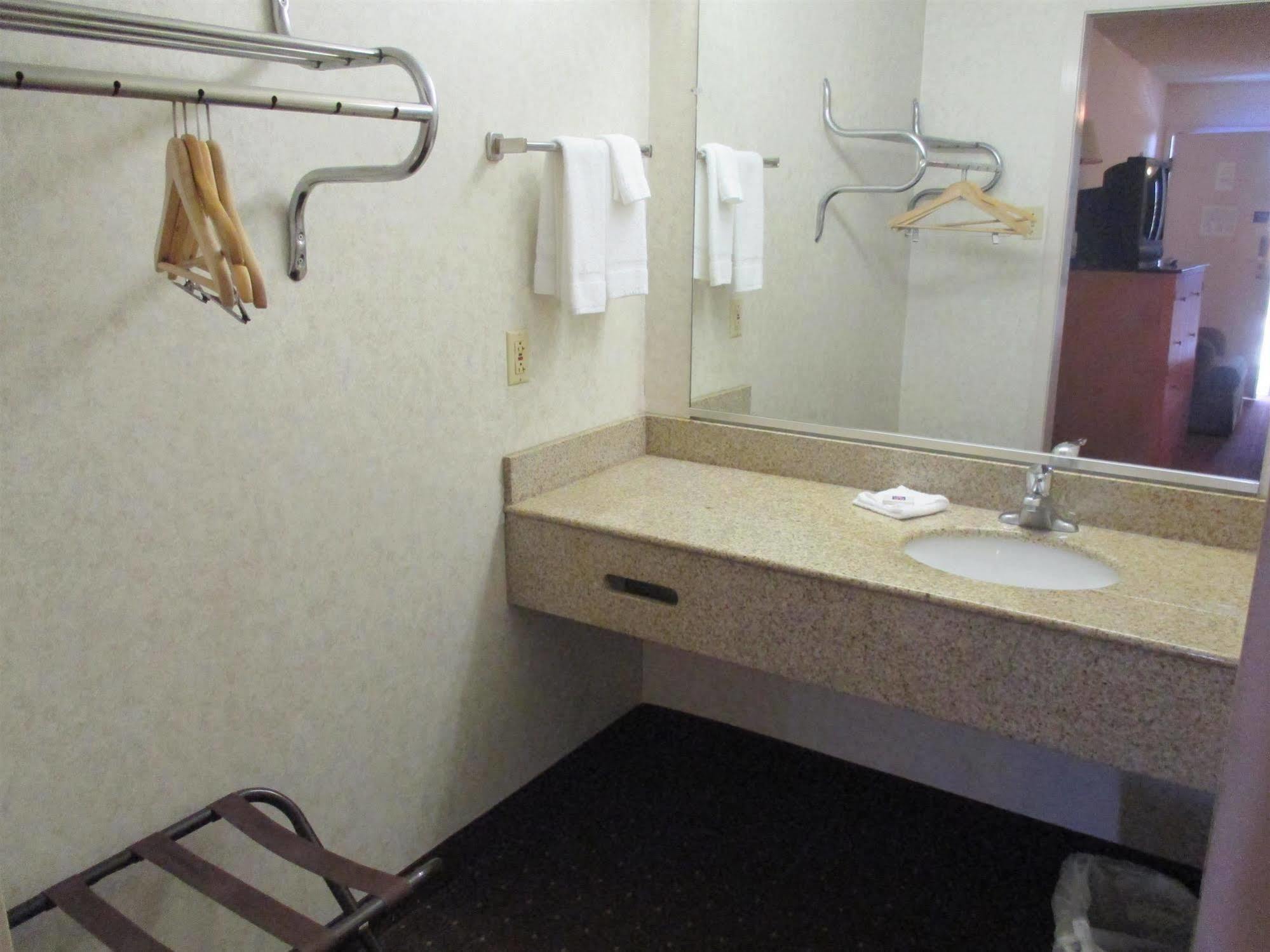 Rodeway Inn Brooklawn Экстерьер фото