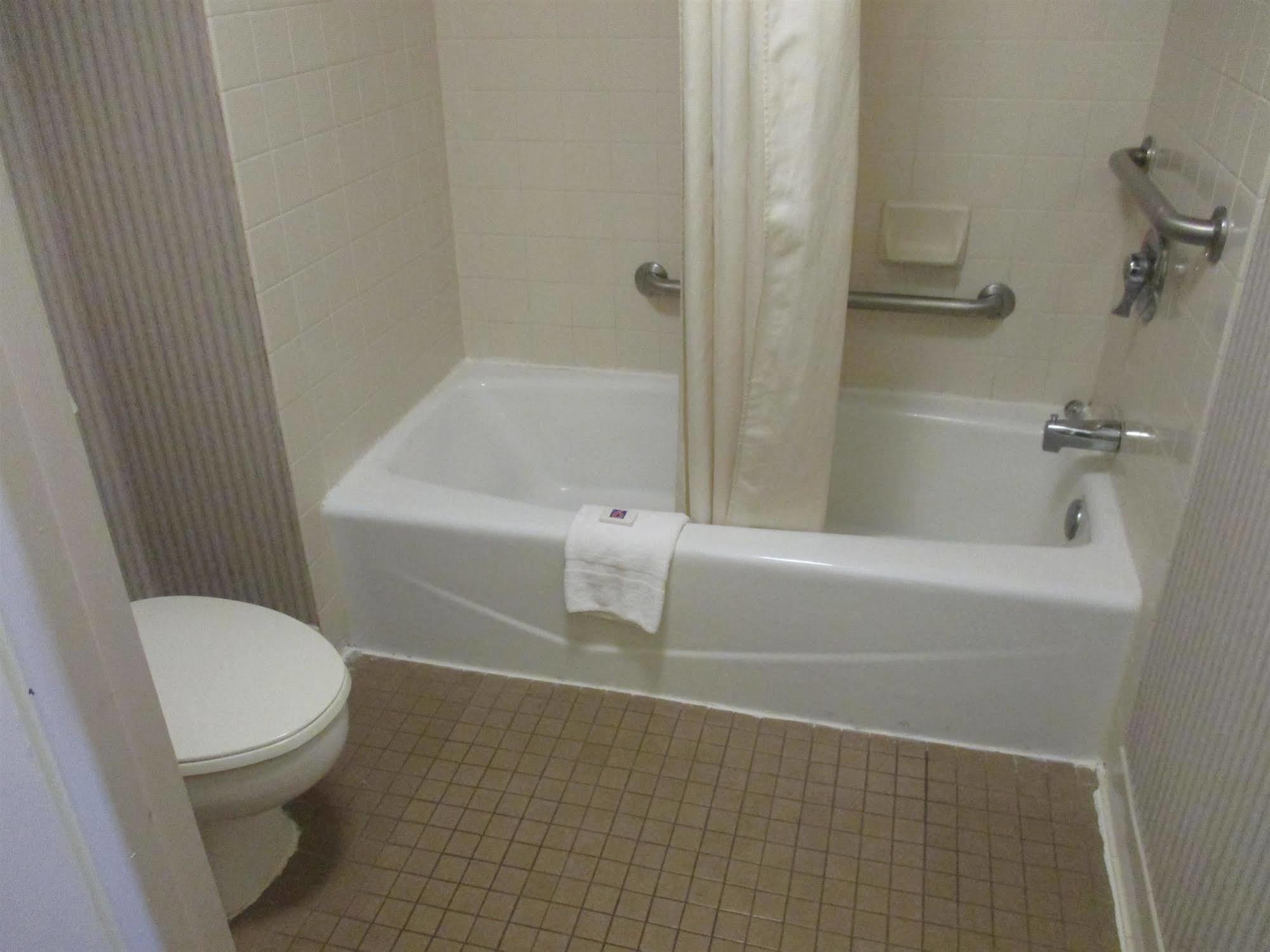 Rodeway Inn Brooklawn Экстерьер фото