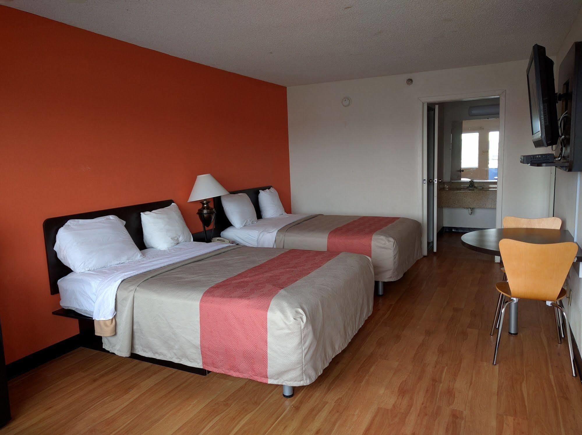 Rodeway Inn Brooklawn Экстерьер фото